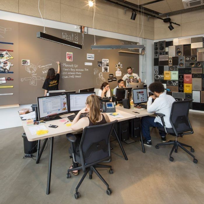 Espace de travail partagé avec une équipe en pleine activité