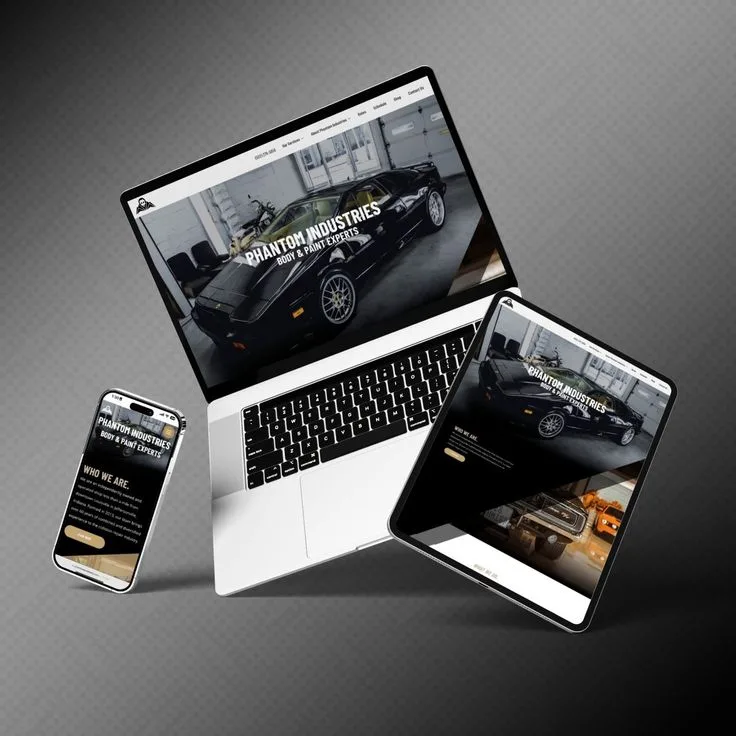 Landing page optimisée présentée sur ordinateur portable, tablette et téléphone sur fond gris